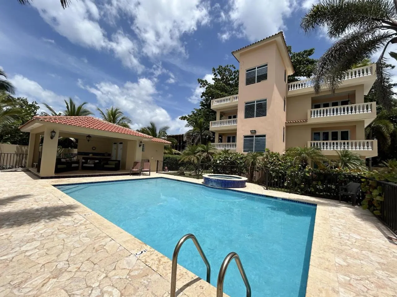Contacts de Beachfront Getaway At Ocean View Castle Condo