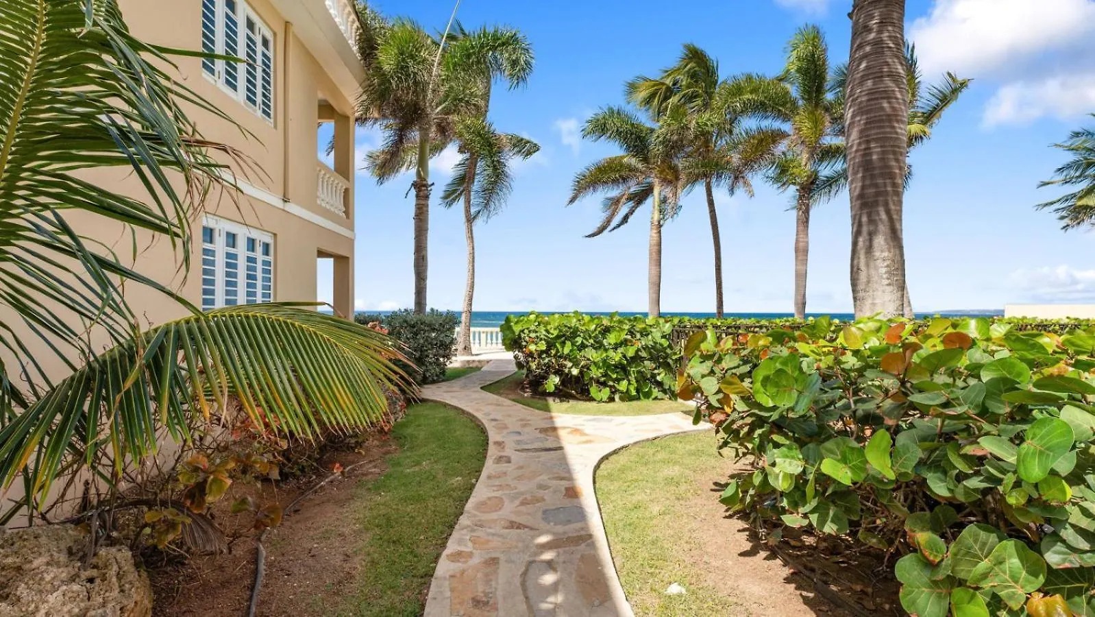 Beachfront Getaway At Ocean View Castle Condo Aguada Appartement